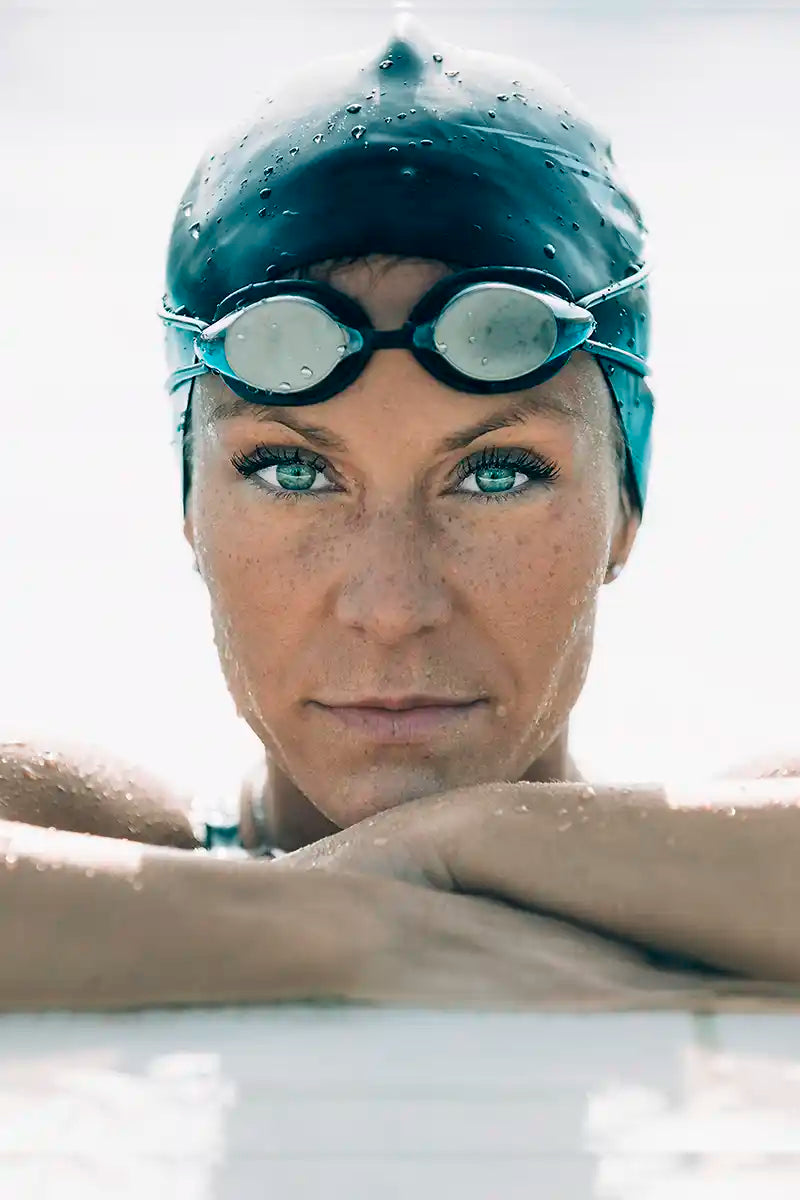 Mirada interesante mujer - piscinas privadas y de competición de alta calidad Q-Tech houses división s.l.u. 2023 - mv