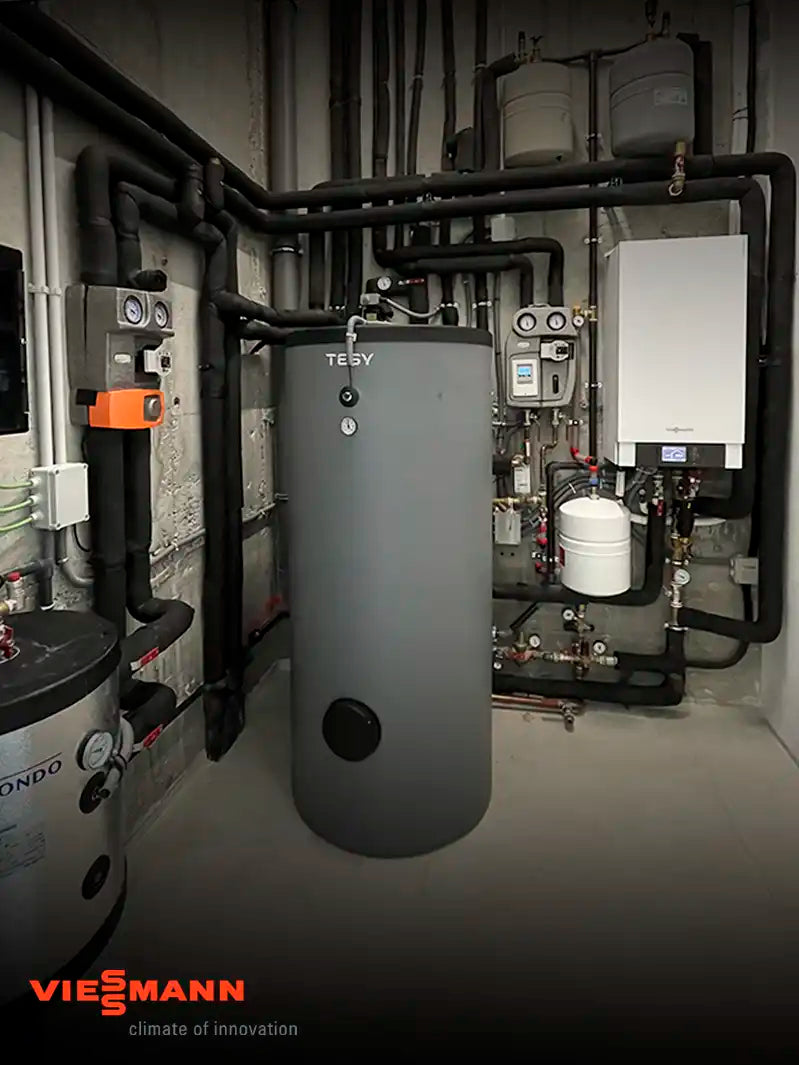 Instalación, sala técnica con Vitocal 100-S de Viessmann realizada por Q-Tech houses división s.l.u. 2023