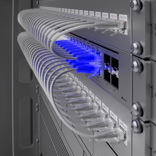 Ubiquiti UniFi Switch Pro Max 48 PoE (USW-Pro-Max-48-PoE) vista lateral instalación rack - Q-Tech® 2026