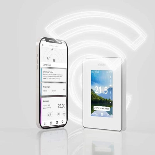 Warmup 7iE WiFi Matter: Termostato Inteligente Universal para Suelo Radiante - vista diagonal blanco y app - Q-Tech® 2026