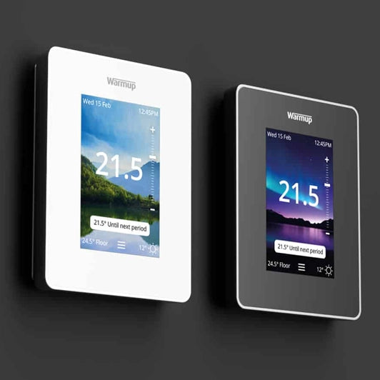 Warmup 7iE WiFi Matter: Termostato Inteligente Universal para Suelo Radiante - vista diagonal blanco y negro  - Q-Tech® 2026