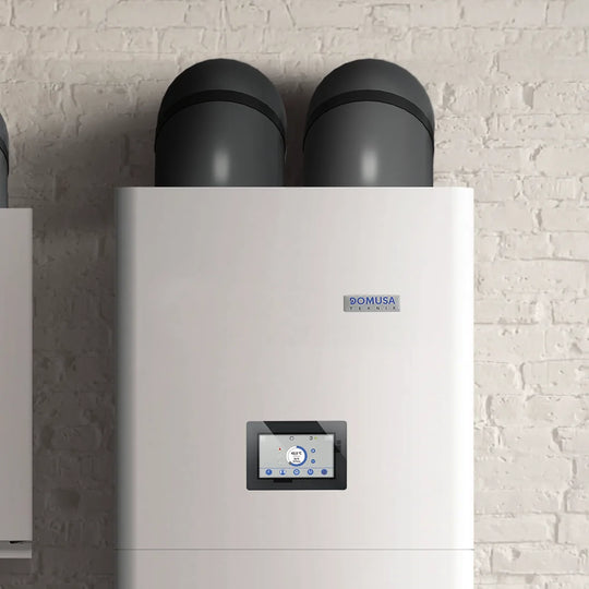 Parte superior de la NanoClima 4 HDX 135 con los conductos de aire y la pantalla de control