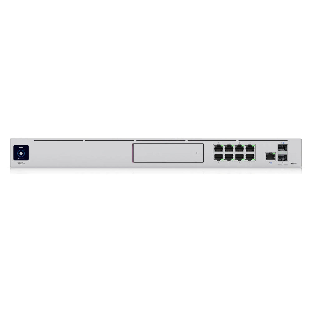 Frontal del UDM Pro con bahía de disco, puertos RJ45 y SFP+