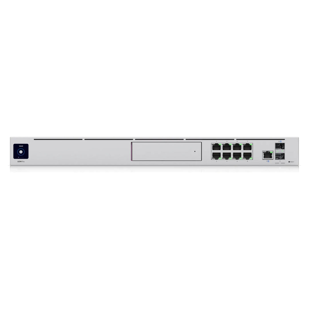 Frontal del UDM Pro con bahía de disco, puertos RJ45 y SFP+