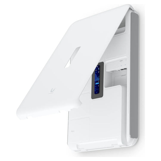 UniFi Dream Wall con la tapa abierta y los puertos de red a la vista