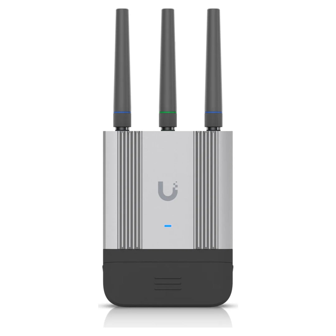Router UMR Industrial de frente con las antenas LTE, WiFi y GPS