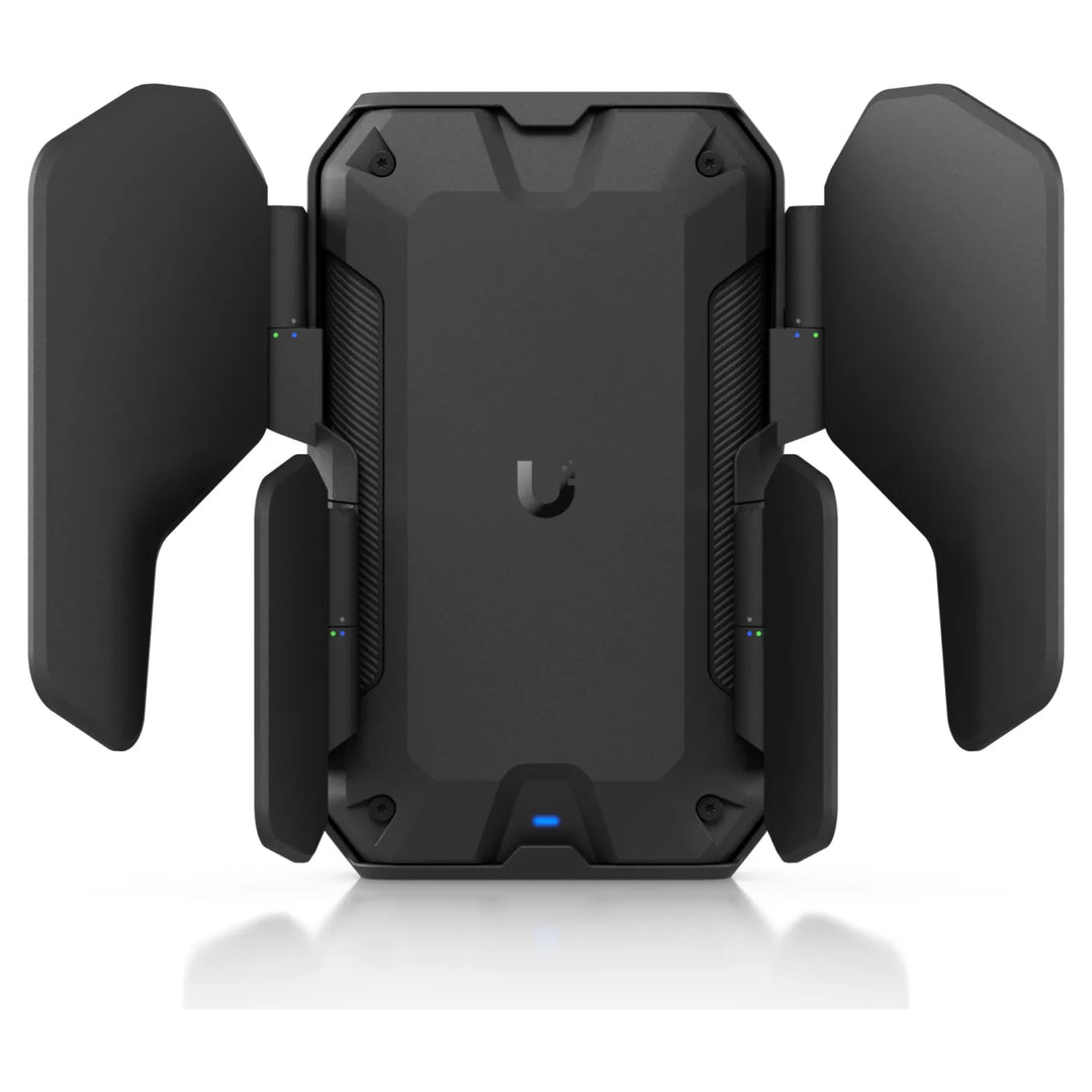 UniFi U7 Industrial negro con los reflectores direccionales montados