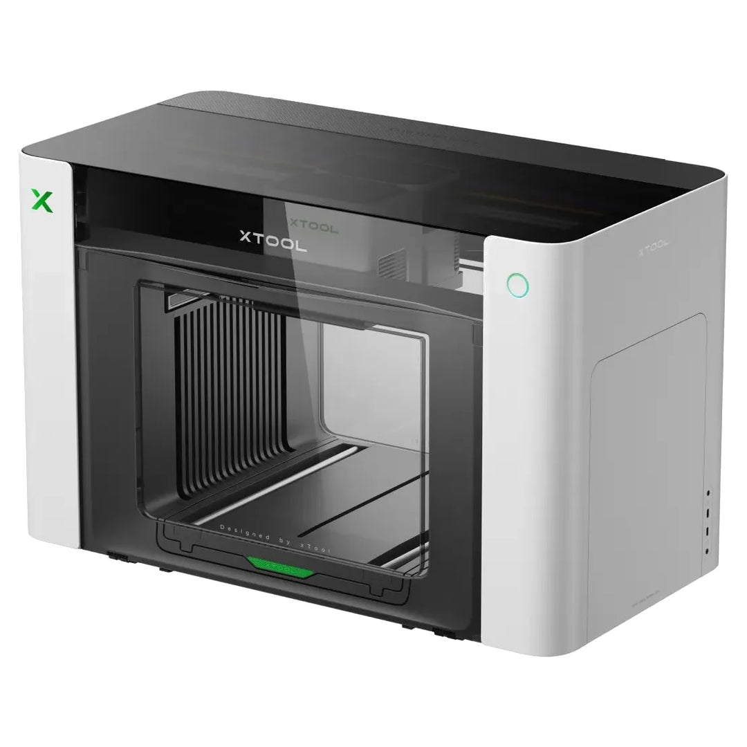 Impresora UV xTool O1 Omni Printer, vista de tres cuartos con la puerta frontal y la cama de impresión