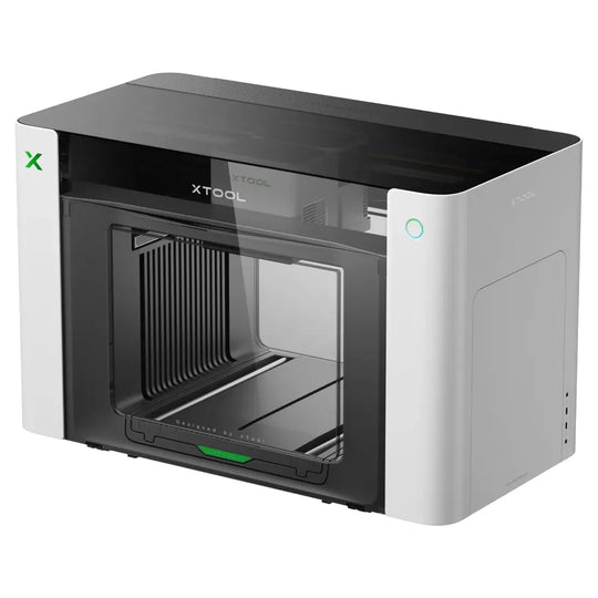 Impresora UV xTool O1 Omni Printer, vista de tres cuartos con la puerta frontal y la cama de impresión