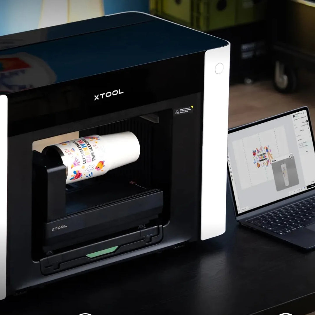 xTool OR1 montado en la impresora UV O1 Omni imprimiendo una taza